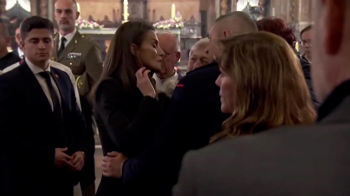 El momento de la Reina Letizia con una de las víctimas de la Dana