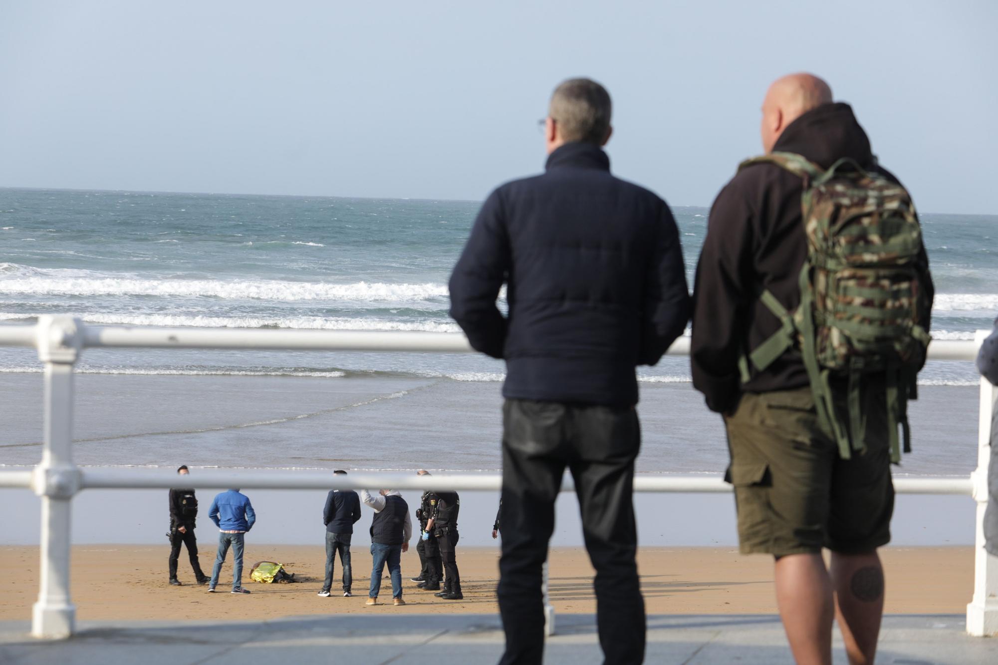 Hallan en Gijón el cadáver de un hombre flotando en el mar