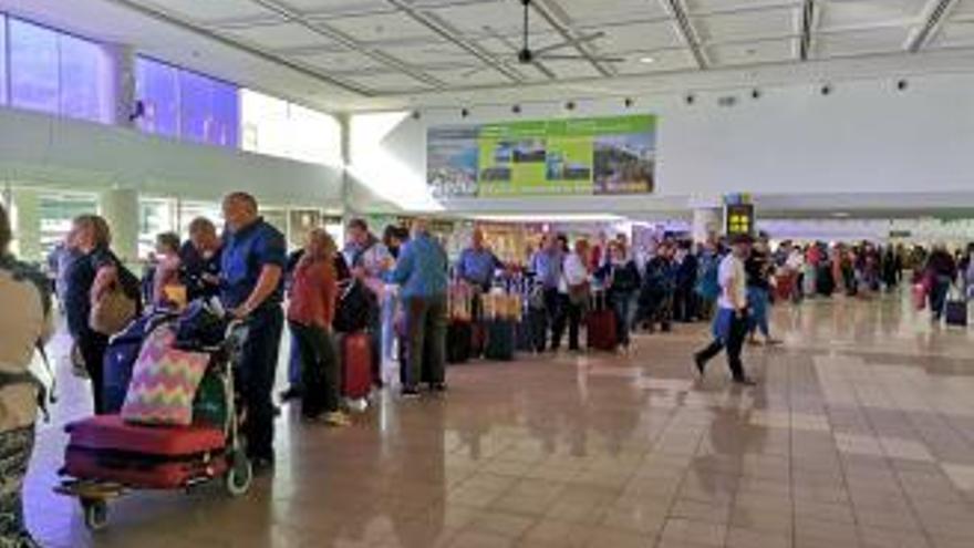 Asturianos hacen cola en el aeropuerto de Lanzarote