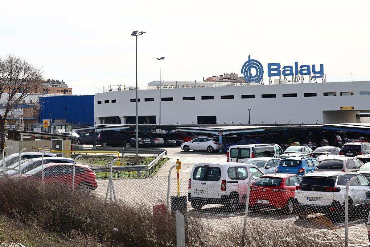 Edificio de la fábrica de BSH en Montañana (Zaragoza) donde se están acometiendo las reformas, esta semana.