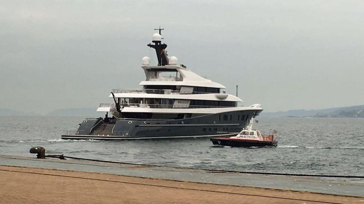 Un barco de Prácticos de Vigo atendiendo a un yate en el puerto vigués