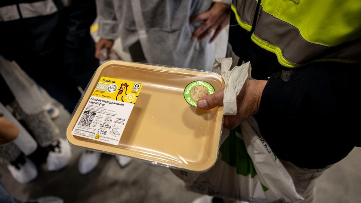 La bandeja de carne retornable, ideada por un aragonés, que BonÀrea está probando en sus tiendas.