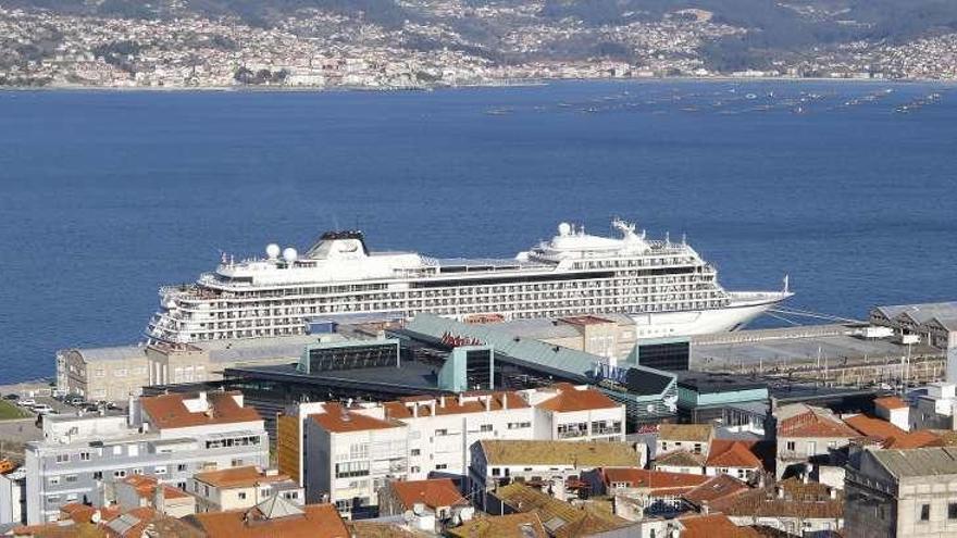 El crucero noruego &quot;Viking Sky&quot;, ayer por la mañana, atracado en la estación marítima de Vigo. // Alba Villar