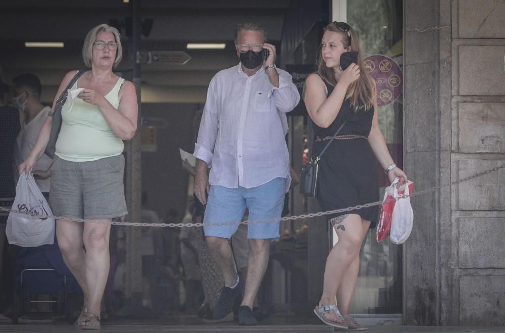 Wie die Menschen in Palma de Mallorca am Samstag (26.6.) mit der neuen Maskenfreiheit umgingen.