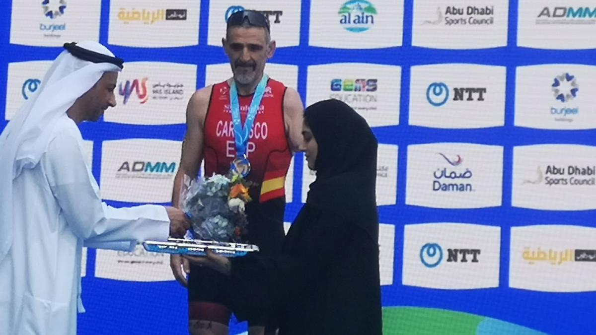 Kini Carrasco recibe su medalla de oro en Abu Dabi.