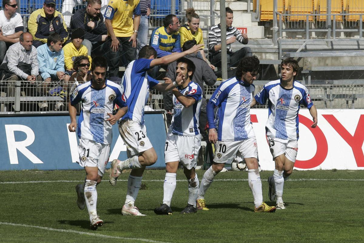 Andrija Delibasic celebra un gol en el Rico Pérez junto a Tote y Kiko Femenia.