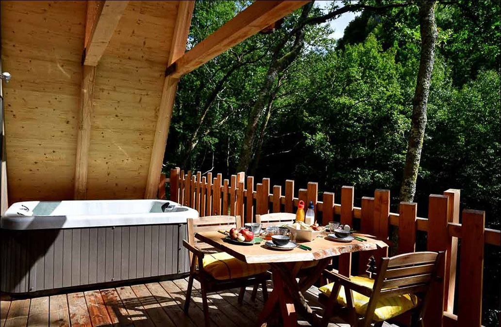 Terraza privada con jacuzzi al aire libre, pensada para disfrutar del entorno incluso en invierno.