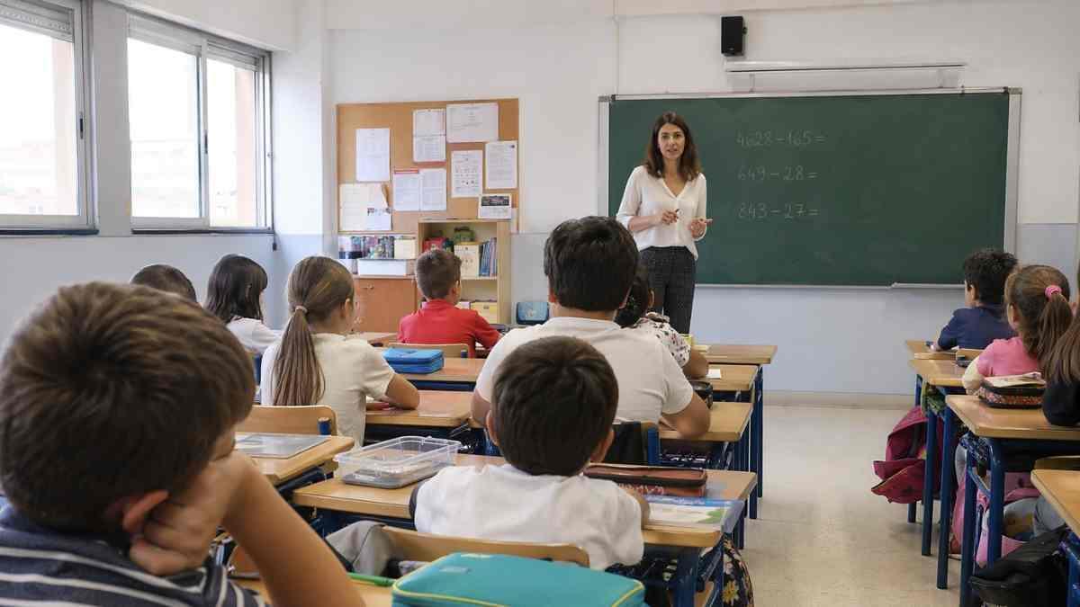 Una profesora imparte clase en un centro educativo.
