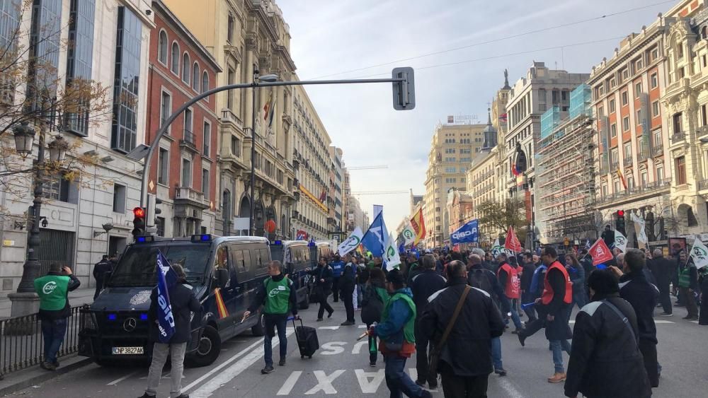 Responsables de los sindicatos CSIF, ACAIP, UGT y CCOO entregan en las sedes las sedes de Ciudadanos, PP, PSOE y Podemos una proposición de ley para debatirla en el Congreso de los Diputados.