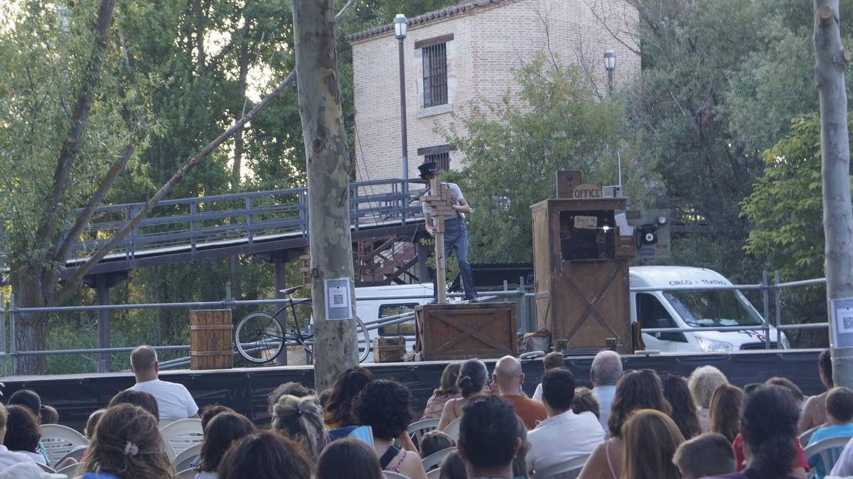 Jean Philippe Kikolas lleva su show "Sin remite" a las Aceñas de Cabañales dentro del festival Circo a la Calle. Jean Philippe Kikolas lleva su show "Sin remite" a las Aceñas de Cabañales dentro del festival Circo a la Calle.