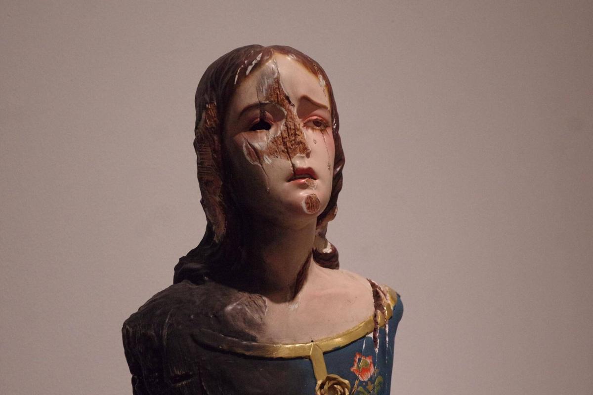 El escultor malagueño José Cano (2004) plantea una lectura emocional de los sucesos de mayo de 1931, 95 años después, en una exposición en la Agrupación de Cofradías