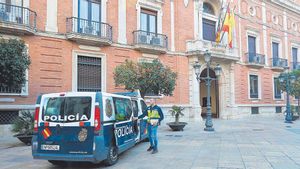 Un agente de Homicidios sube al furgón de la Policía Científica tras la segunda inspección en el piso del cura.