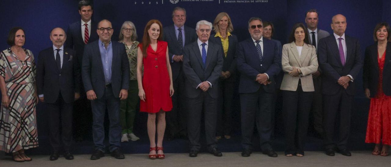 Por la izquierda, Charo Izquierdo, Ignacio Villaverde, Rodrigo García, Juan Carlos del Olmo, Gabriela Cañas, Gloria Fernández-Lomana, Íñigo Méndez de Vigo, Gustavo Suárez-Pertierra, Cristina Garmendia, Miguel Carballeda, Pilar García Ceballos-Zúñiga, Laura Díaz, Pol Morillas, Isaac Querub y Mónica Margarit, ayer, en la foto de familia al inicio de las reuniones del jurado. | IRMA COLLÍN