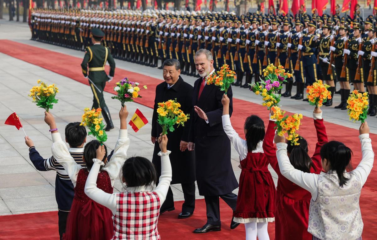 Xi Jinping y el Rey, tras haber pasado revista a las tropas, en la plaza de Tiananmen, en el recibimiento oficial de la visita de Estado.
