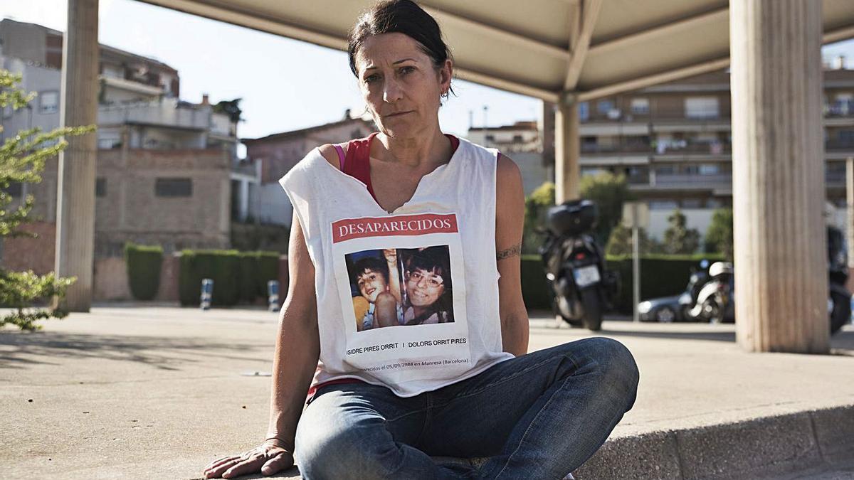 Maria Carme Òrrit Pires, la germana dels desapareguts, amb la fotografia de l’Isidre i la Dolors | OSCAR BAYONA
