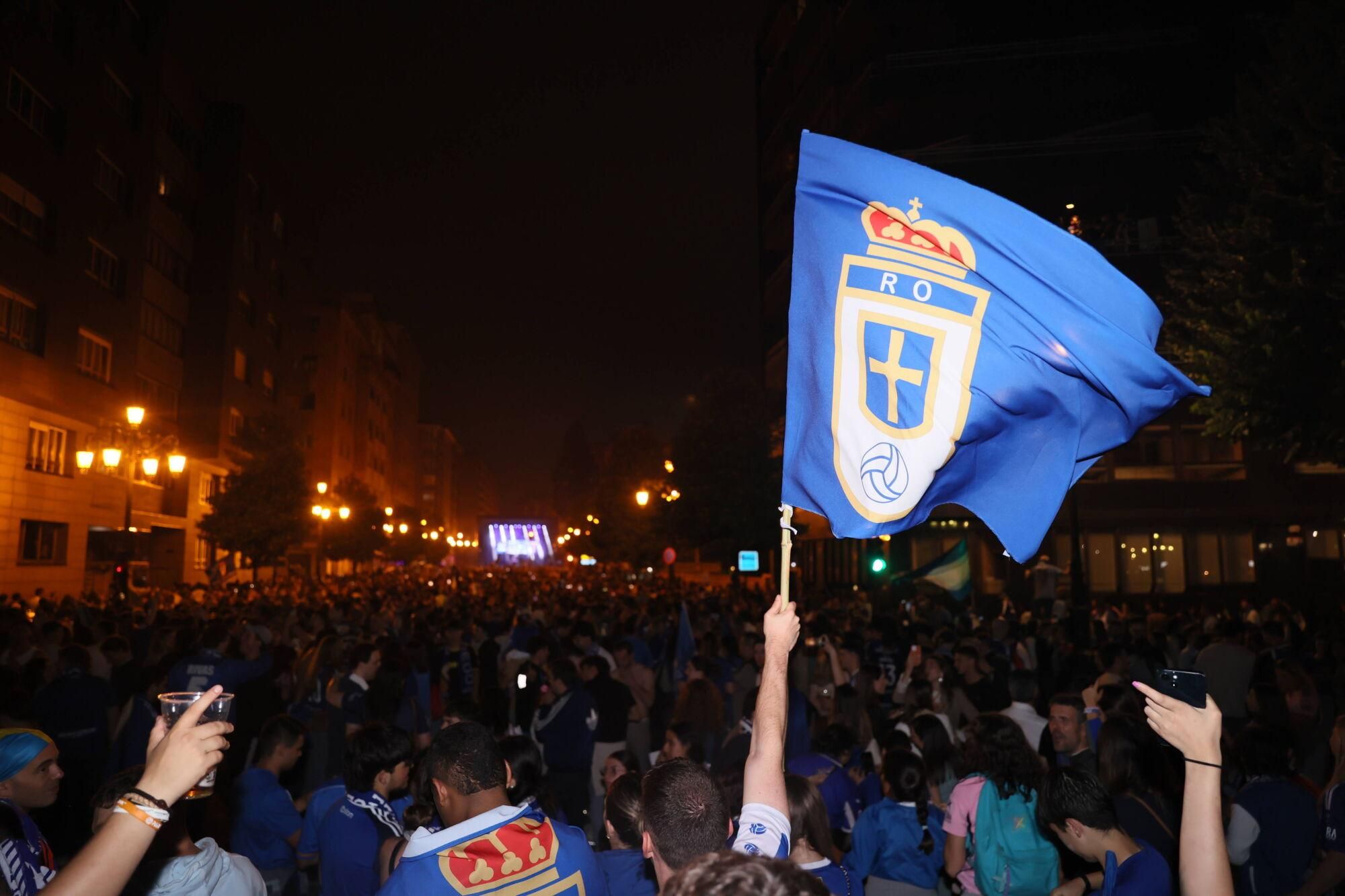 Así se celebró el ascenso del Oviedo a Primera: la afición estalla en una noche histórica