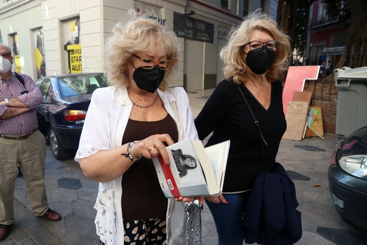 María Dueñas acude a Proteo para apoyar la librería