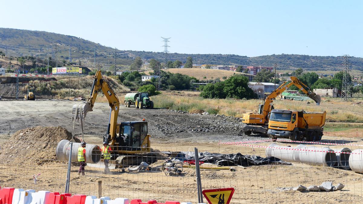 Las obras del vial de la Junta en Plasencia se han reanudado.