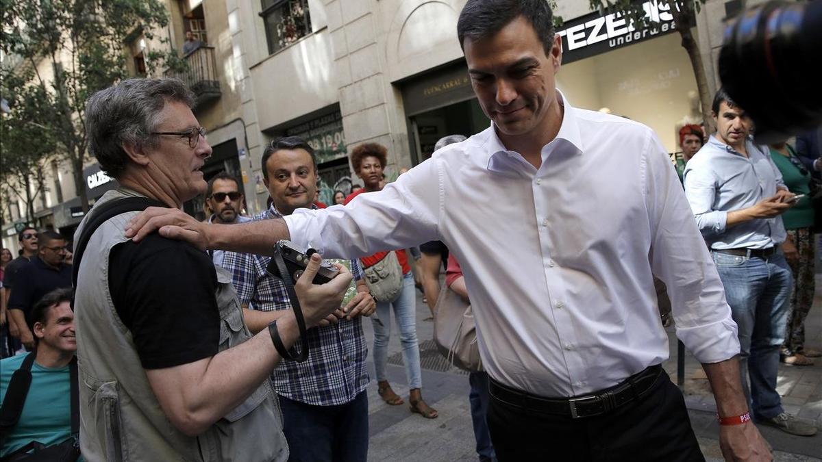 El candidato del PSOE, Pedro Sánchez, este martes repartiendo folletos electorales entre los viandantes