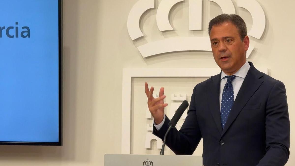 El consejero Marcos Ortuño, ayer tras el Consejo de Gobierno.