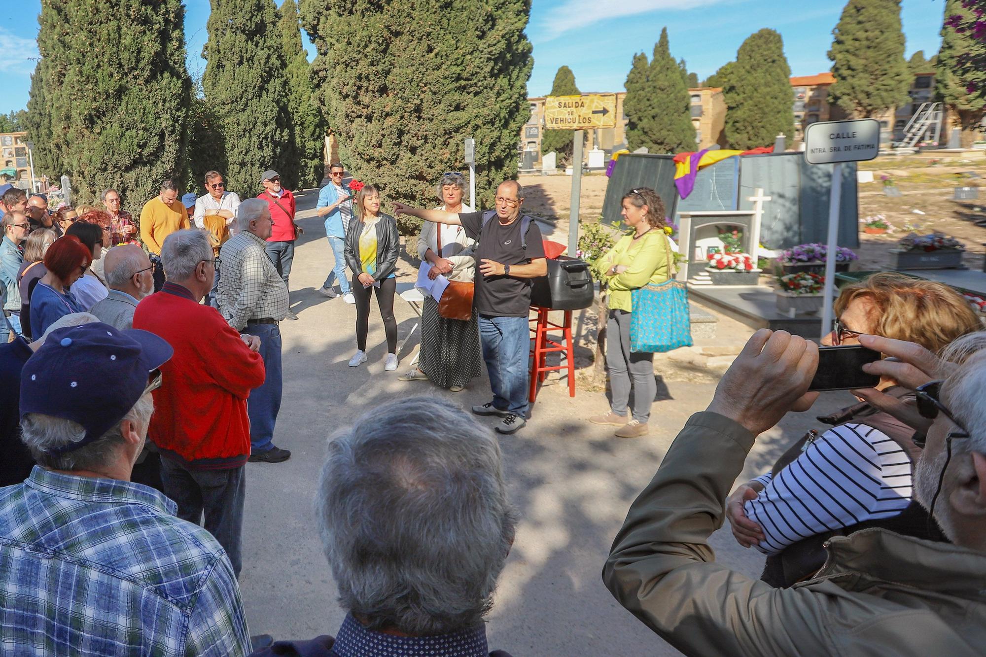 Concentración en el cementerio de Alicante por las personas fueron fusiladas y enterradas por el régimen franquista en fosas comunes