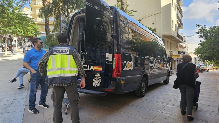 La Policía Nacional expide el DNI y pasaporte de forma inmediata en Calp en su nueva unidad móvil