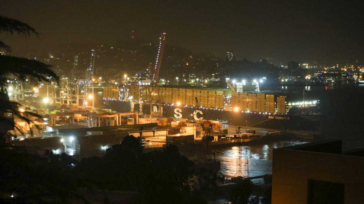 El MSC "Türkiye", esta mañana en el puerto de Vigo.