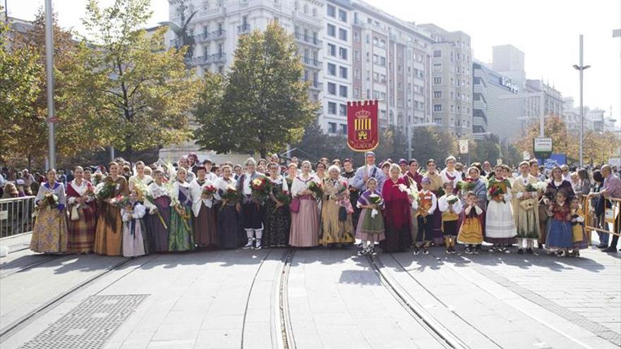 La Ribera Alta del Ebro adorna el manto floral a la Virgen del Pilar