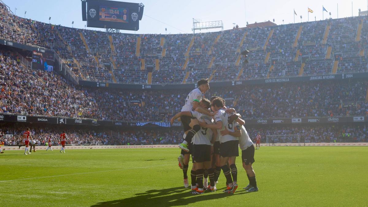 El equipo celebrando un gol en Mestalla ante el Almería