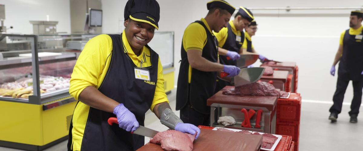El centro cuenta con cuatro aulas equipadas para reproducir el día a día de las secciones clave de una tienda: carnicería, charcutería, pescadería y panadería. | IRMA COLLÍN