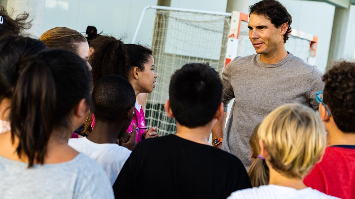 Rafel Nadal con los niños de su Fundación.