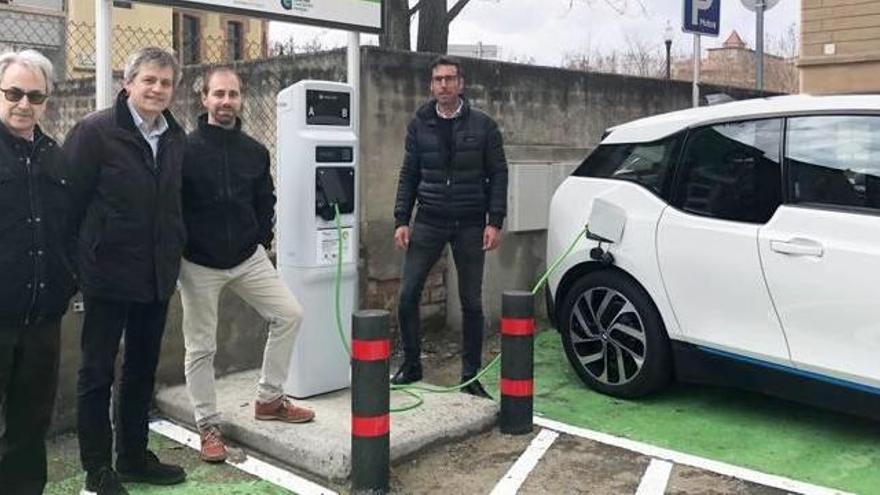 L&#039;alcalde, representants de la companyia elèctrica i el primer usuari