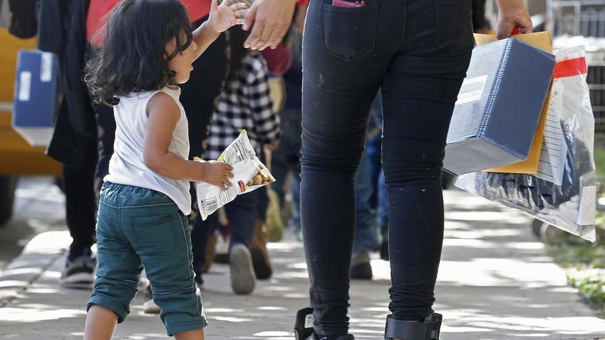 Una jueza ordena a Trump liberar a niños migrantes detenidos