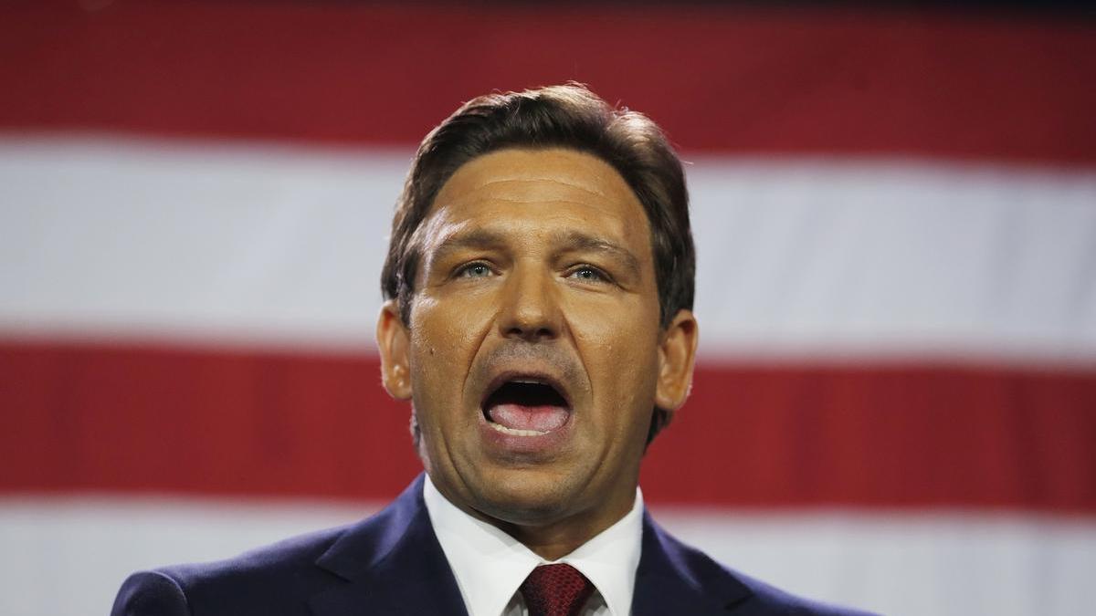 El gobernador de Florida, Ron DeSantis, celebra su victoria este martes de madrugada en Tampa.