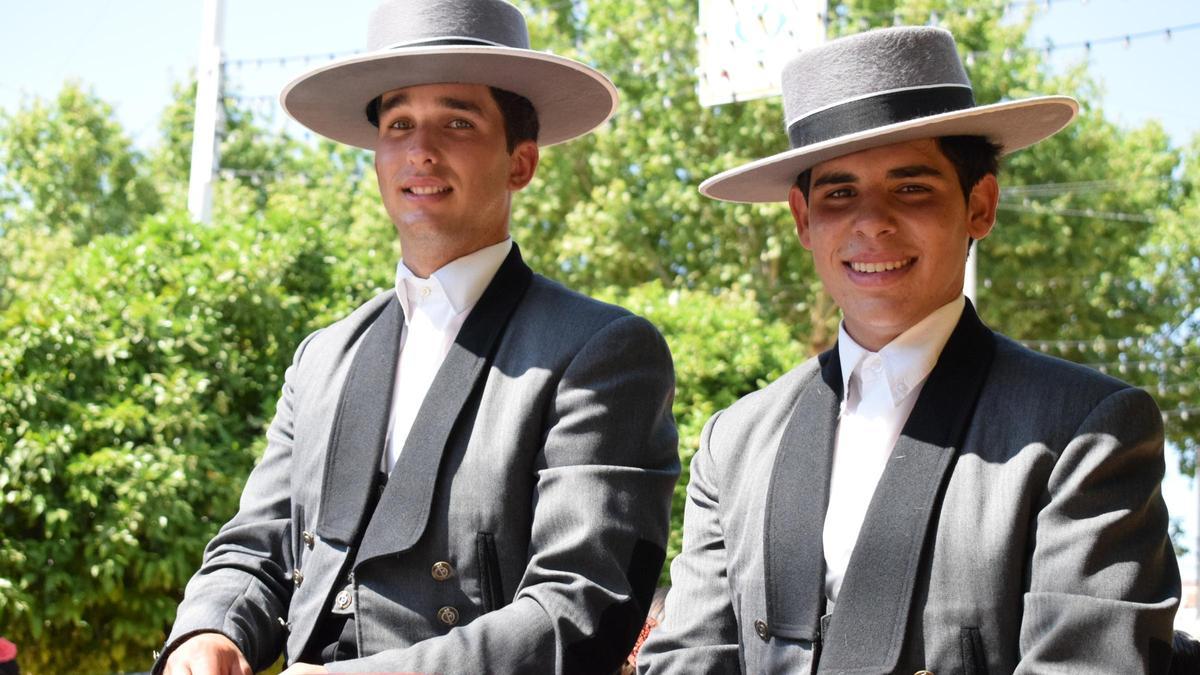 Daniel Jiménez y su lacayo, sentados en un carruaje en el Real de la Feria de Sevilla