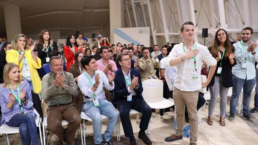 Pardo recibe los aplausos de sus compañeros tras ser elegido presidente de NN XX. // Xoán Álvarez