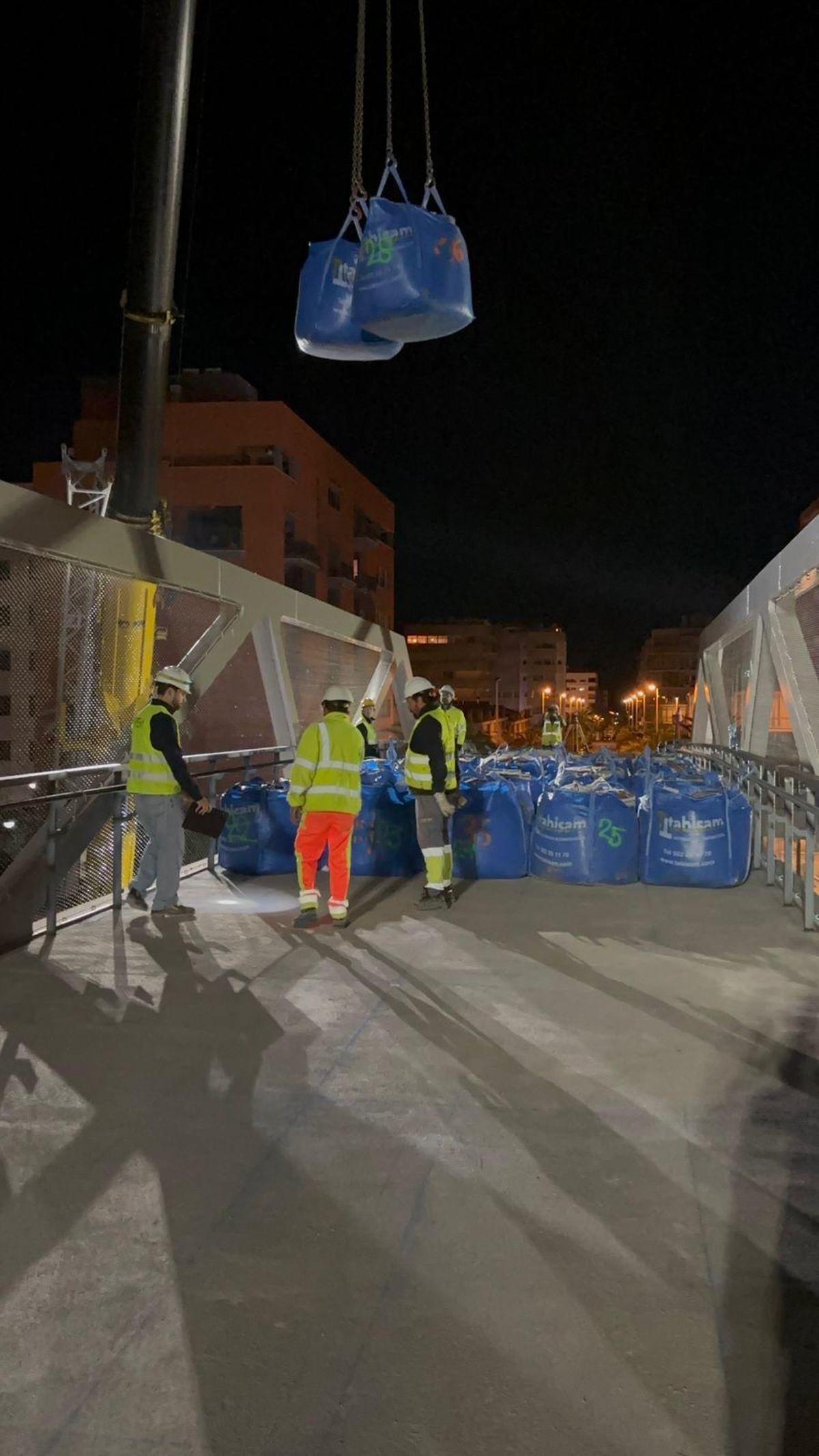 Los sacos de arena ejercían de peso para comprobar la resistencia del puente sobre las vías del tren en Elche