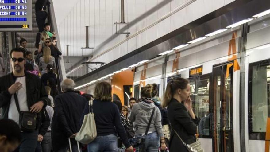 Usuarios del TRAM esperan en la estación de Luceros.