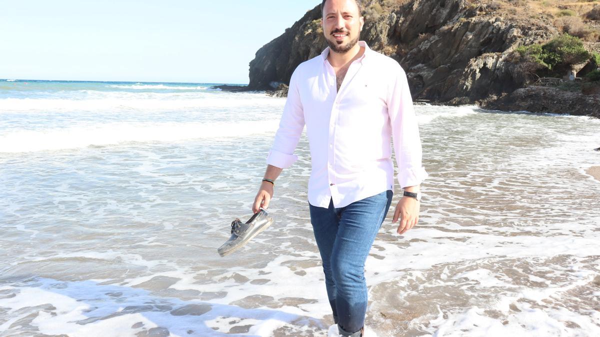 El vice alcalde y concejal de Turismo, Francisco Morales, en la orilla de la playa de Puntas de Calnegre con sus náuticos en la mano.