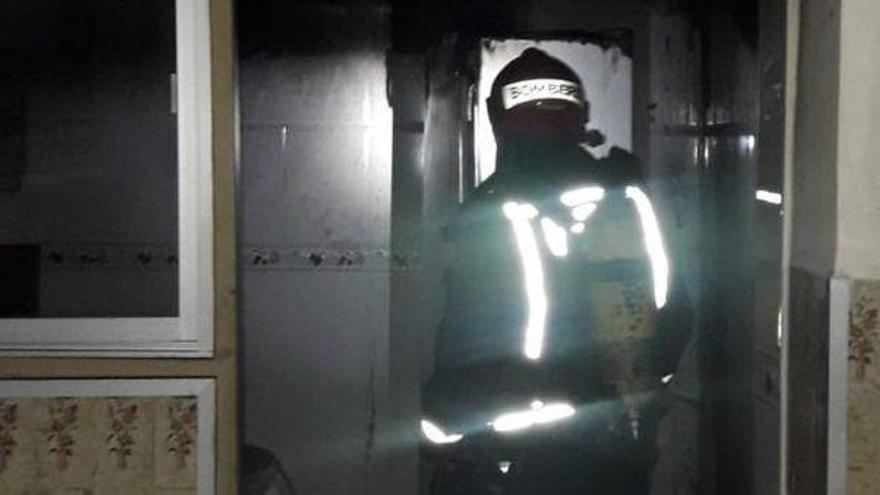 Herido un bombero en un incendio de vivienda en Burriana