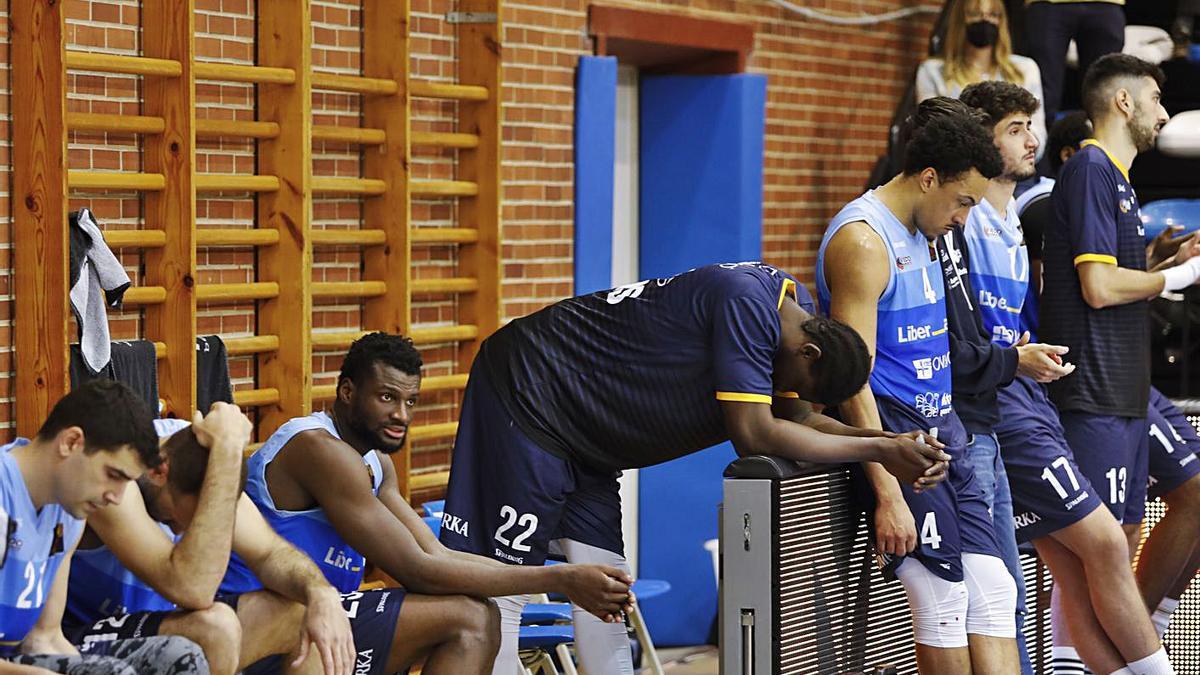 Norelia, con el balón, defendido por Jakstas, ayer, en el polideportivo de Pumarín. | Luisma Murias