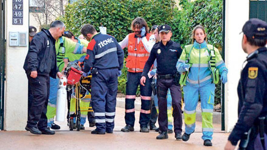 Efectivos sanitarios y policías trasladan a la adolescente.