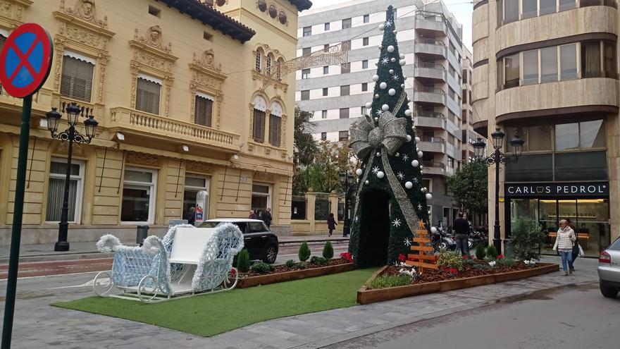 El árbol de Navidad de Castelló se consolida como atractivo y recupera su trineo