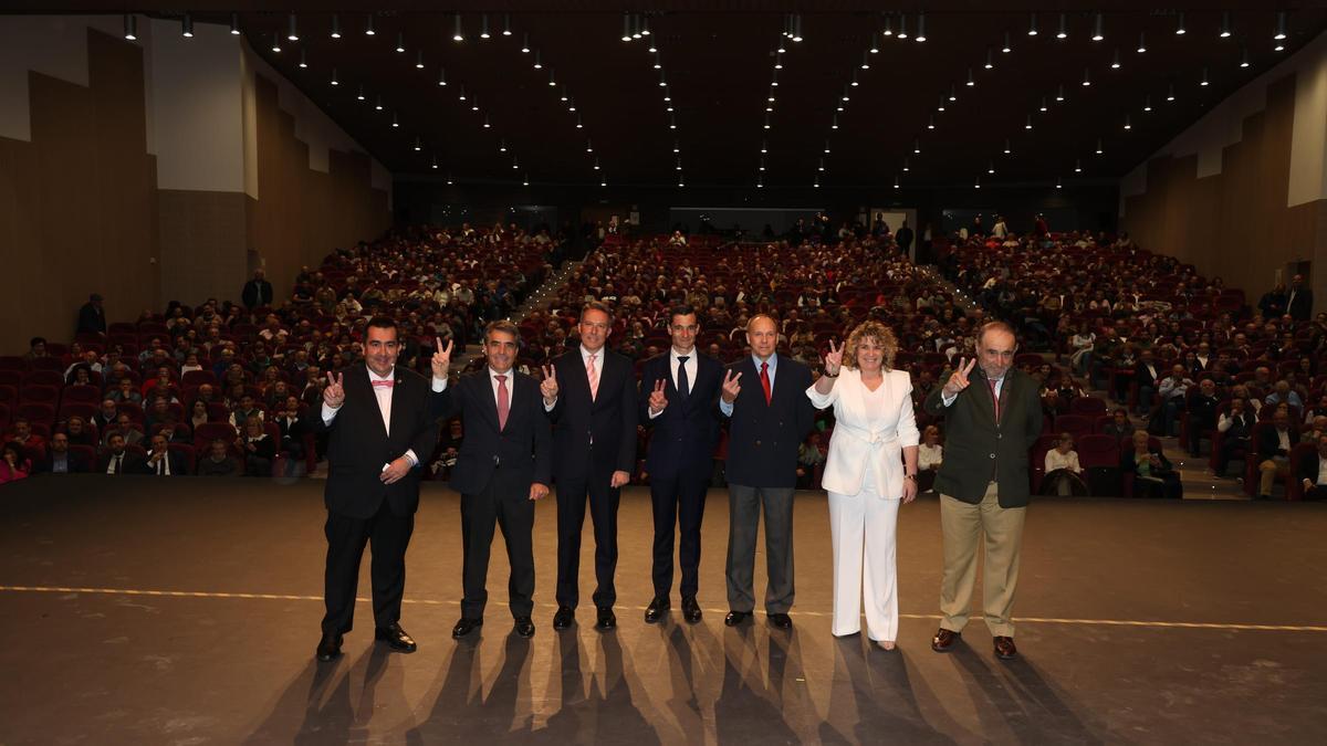 El alcalde Gil Jódar y el torero Paco Ureña con algunos de los ganaderos que estarán en la corrida inaugural