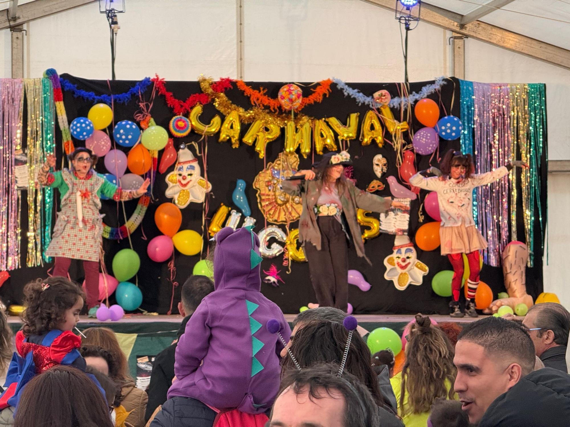 Lugones despide con desfile, música y chocolatada su carnaval