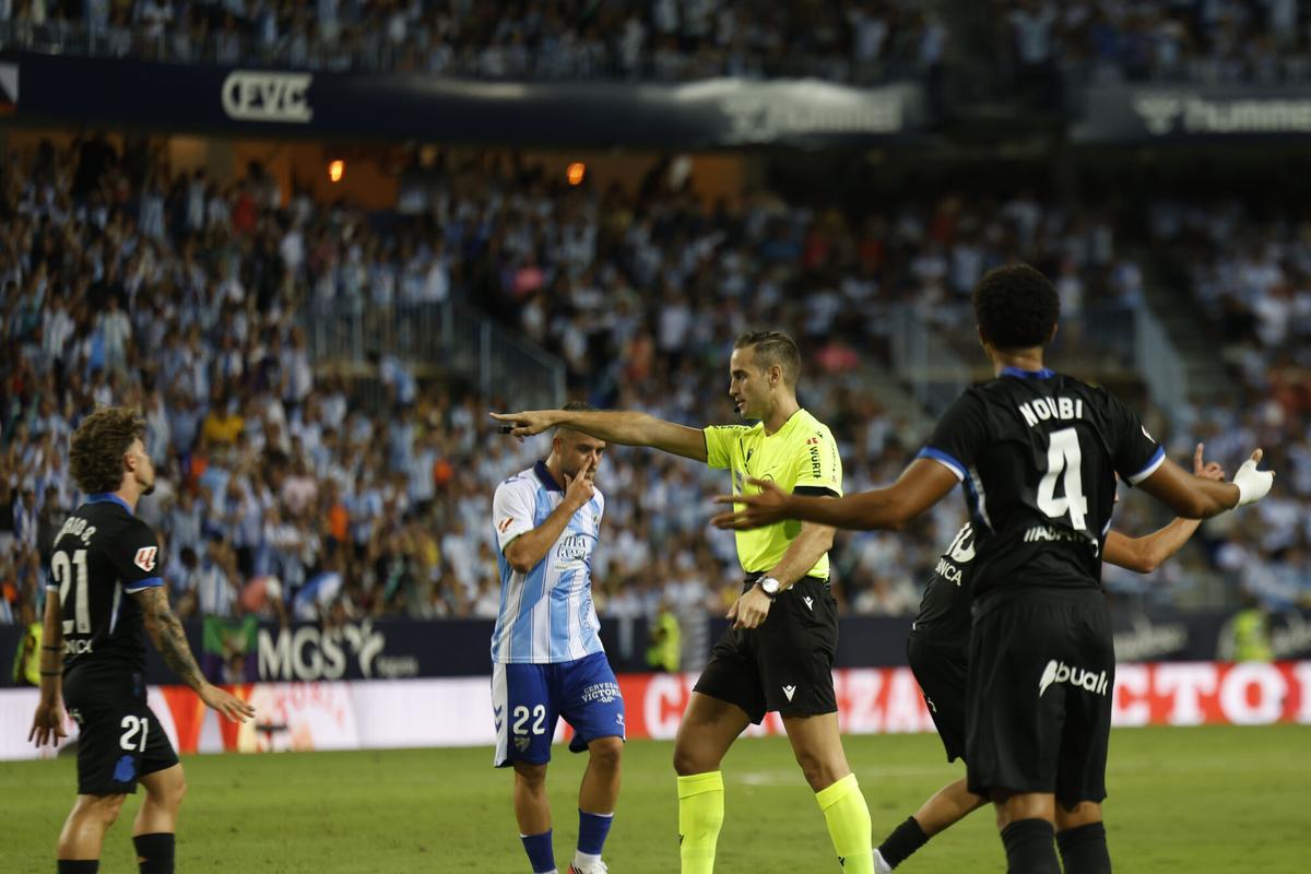 Alberola Rojas, en el momento que señala el penalti sobre Rafita.