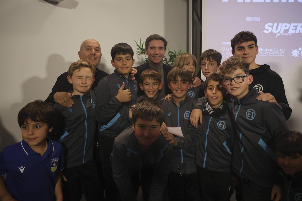Marcelino con los niños del club de fútbol E1 de Paiporta en la gala de premios de Superdeporte.