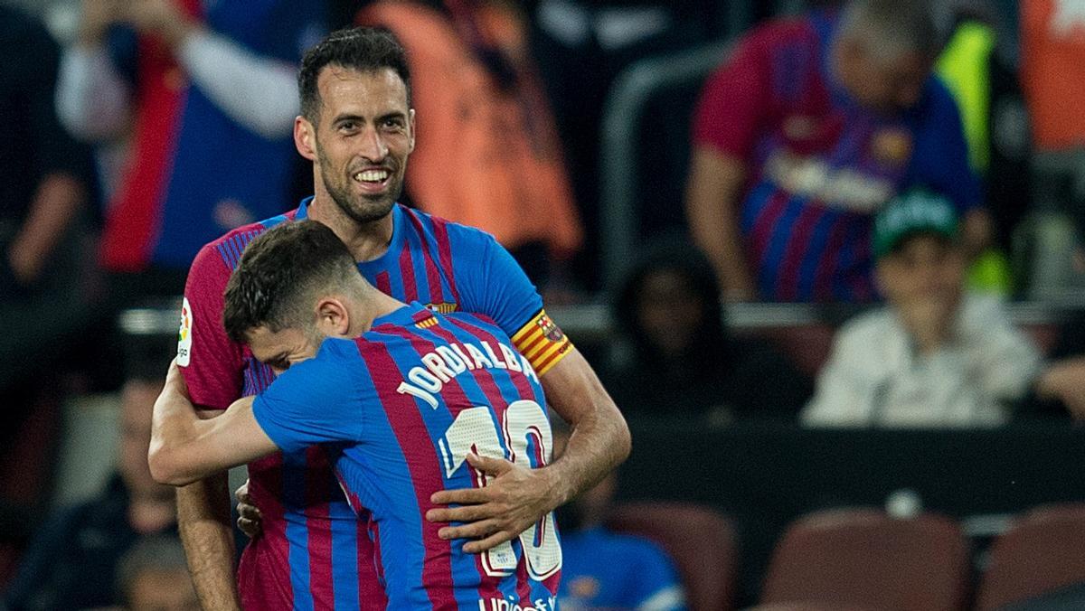 Busquets y Jordi Alba, en el Camp Nou durante el Barça-Osasuna.