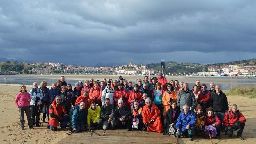 El grupo, de 68 peregrinos, en San Vicente de la Barquera.