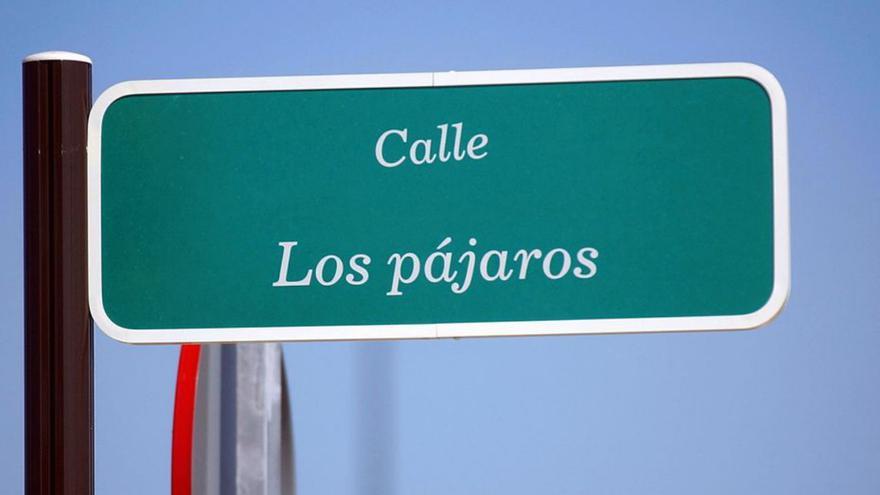Placa de la calle Los Pájaros, en el barrio de Valdespartera, en Zaragoza.  | EL PERIÓDICO